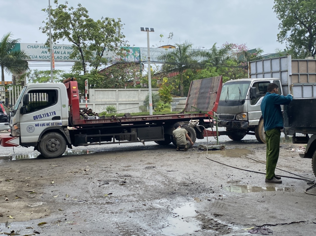 Với hơn 40 năm kinh nghiệm cứu hộ giao thông, cứu hộ Ô tô. Bạn sẽ hoàn toàn yên tâm và tin tưởng khi lựa chọn dịch vụ cứu hộ giao thông Mễ Trì do Tổng đài Cứu hộ 119 cung cấp!